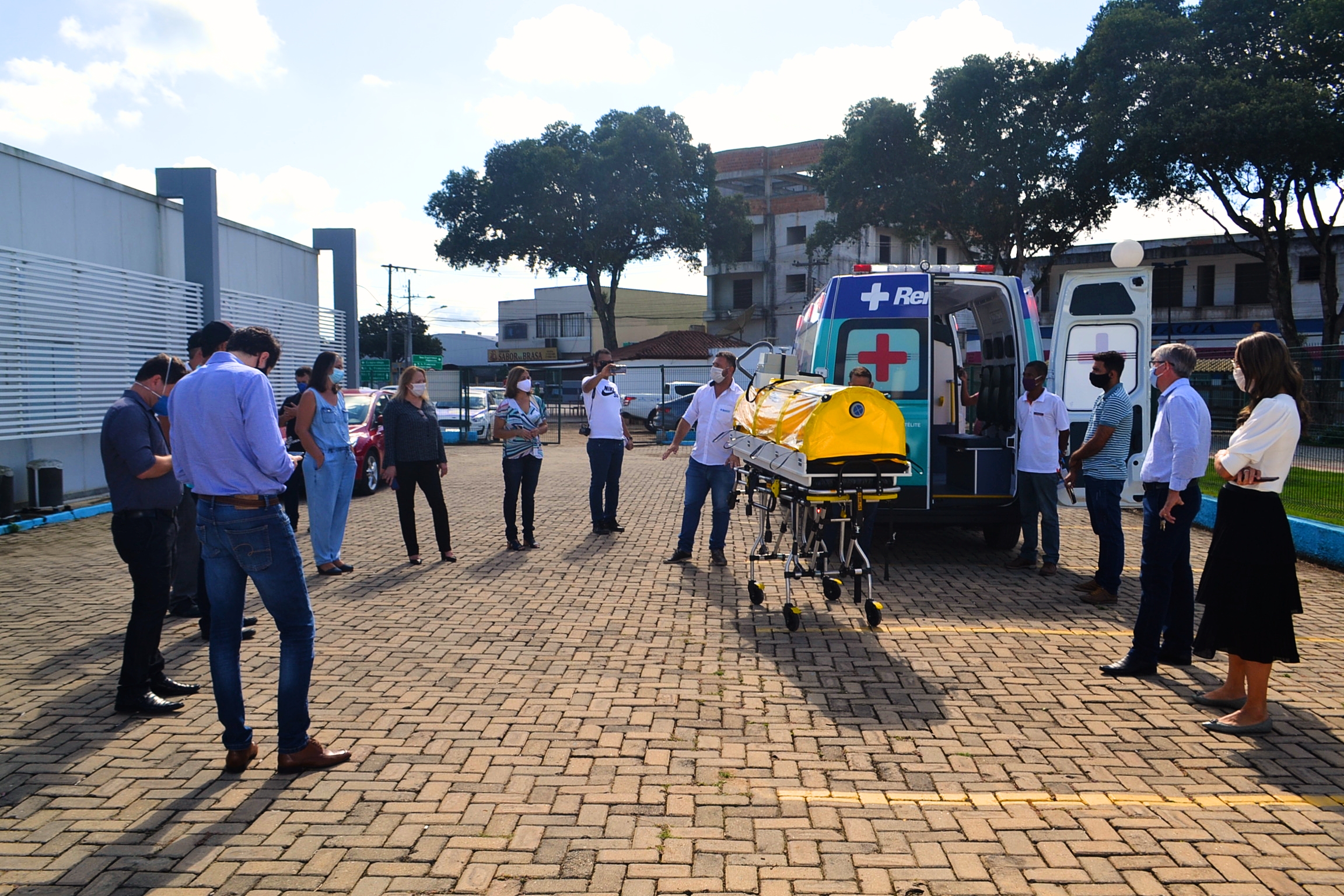 Solenidade de entrega da ambulância aconteceu no pátio da Rede Cuidar em Nova Venécia